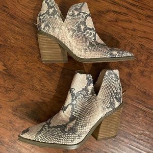 Vince Camuto SZ 11 Booties